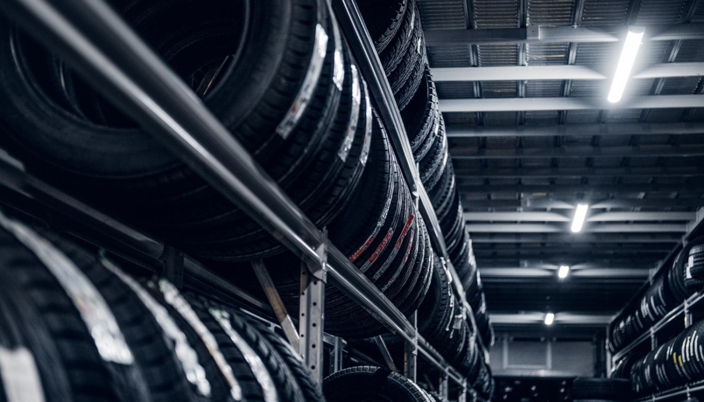 Regały do przechowywania opon – porównanie dostępnych rozwiązań