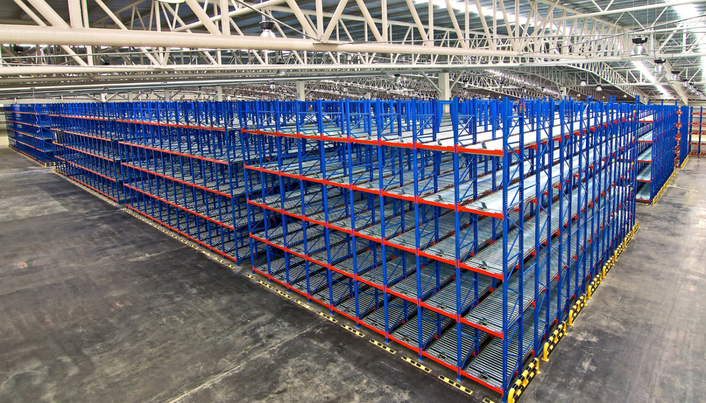 Regały przepływowe – optymalizacja przestrzeni magazynowej